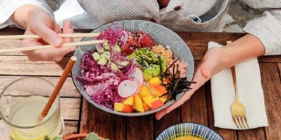 Aralıklı Oruç (IF) Kadınlar İçin Uygun mu? Hormonlara Etkisi