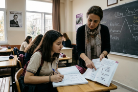10. Sınıf Edebiyat - Hikâyede olay örgüsü ve unsurlar çalışan 10. sınıf öğrencisi